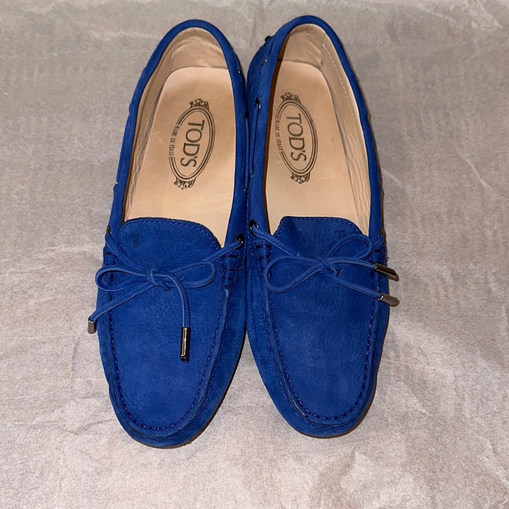 Women’s Tod's Gommino driving shoes in rich suede, gently worn twice. Size 40 IT